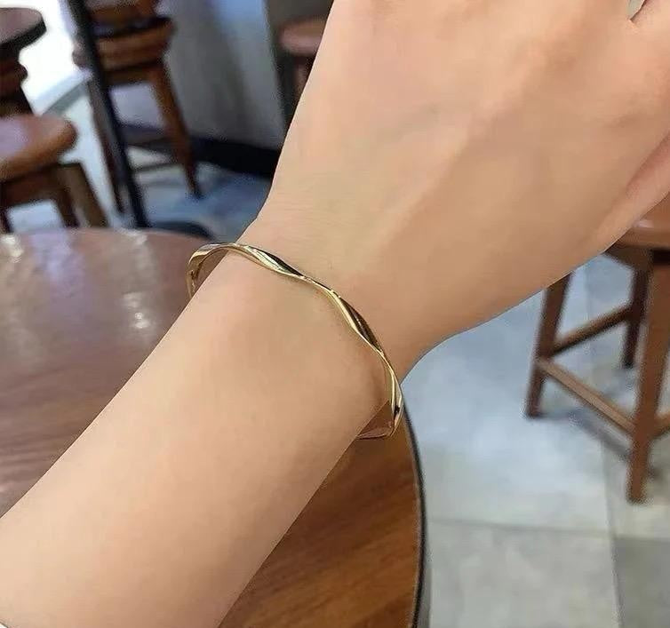 Curved Hand Cuff
